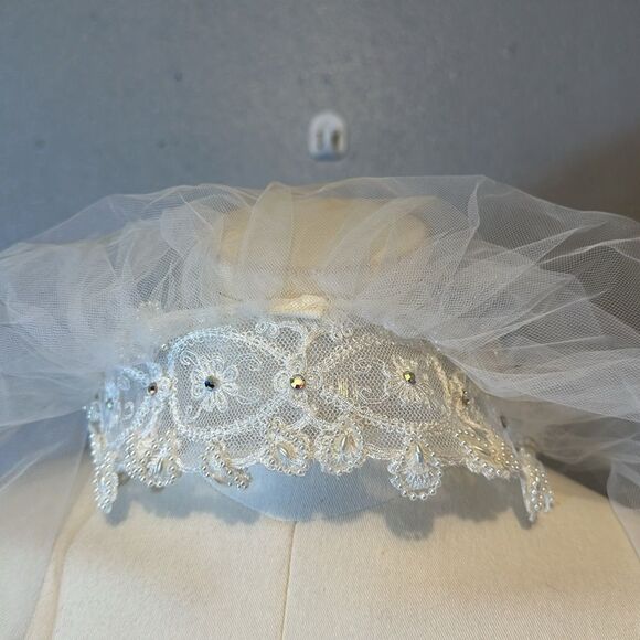 Vintage Alfred Angelo ivory lace wedding dress with veil. No size tags. - Picture 17 of 17